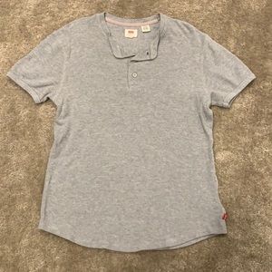 Gray Levi’s shirt